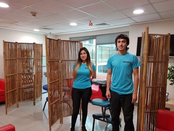 Equipo de Masaje Móvil en una oficina