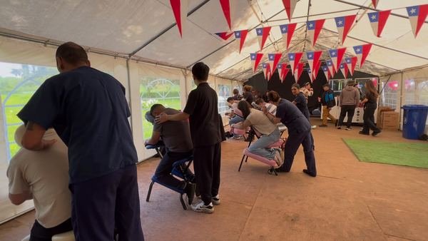 Carpa con varias estaciones de masaje funcionando al mismo tiempo