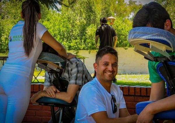 Masoterapeutas atendiendo al aire libre